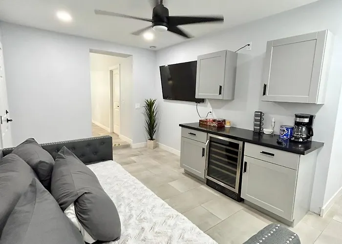 Spacious Lux With Garage, Sleeps 12 Guests, Сasa de vacaciones *