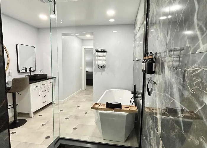 Spacious Lux With Garage, Sleeps 12 Guests, Сasa de vacaciones *
