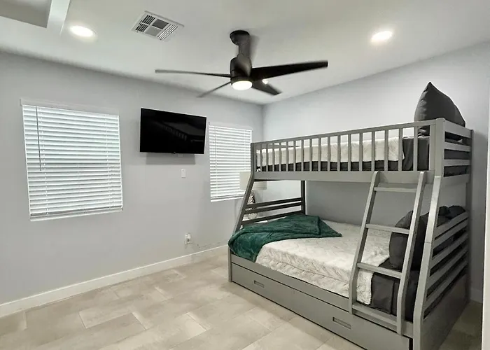 Сasa de vacaciones Spacious Lux With Garage, Sleeps 12 Guests, *